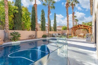 9885 Shadycrest Ct in Las Vegas, NV - Building Photo - Building Photo