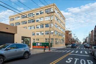 231 Norman Ave in Brooklyn, NY - Building Photo - Building Photo