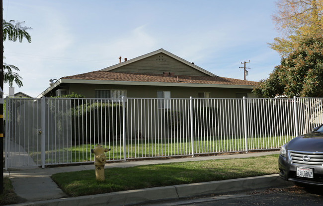 Howard Gardens Apartments in Rialto, CA - Building Photo - Building Photo