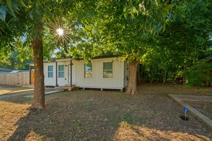 112 Linda Dr in San Marcos, TX - Building Photo