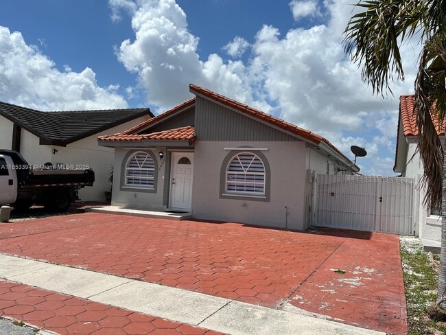 2682 W 74th Terrace in Hialeah, FL - Building Photo - Building Photo