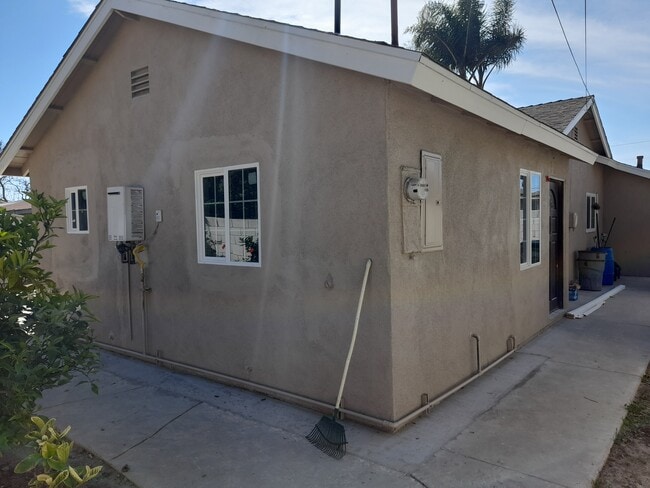 3530 Las Tunas Pl, Unit Aparment studio!! in Oxnard, CA - Building Photo - Building Photo