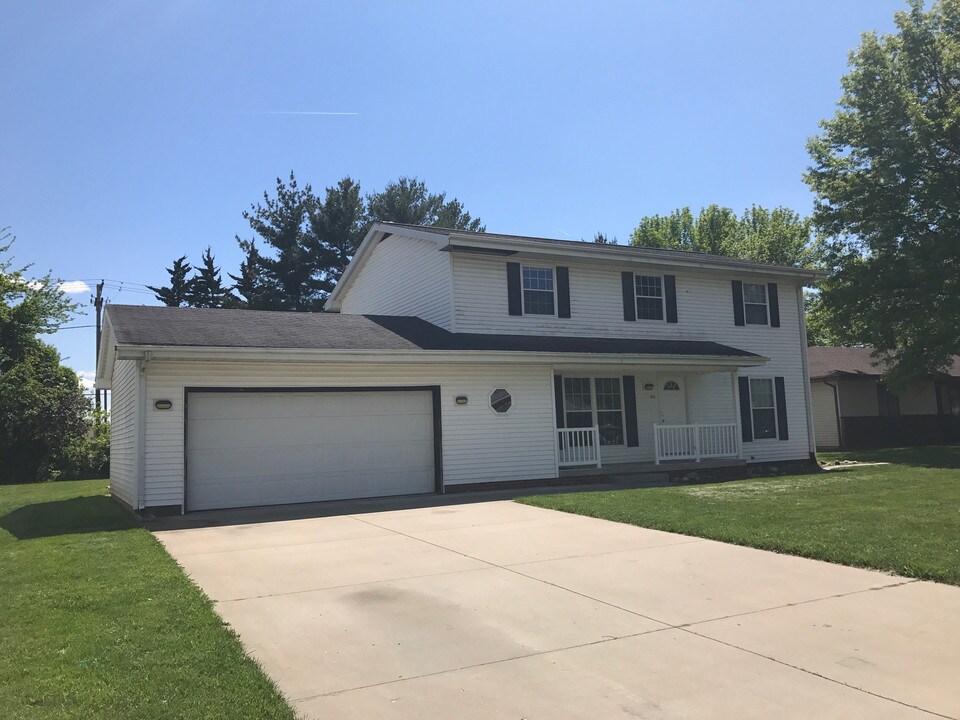 812 Deerfield Rd in Chatham, IL - Foto de edificio