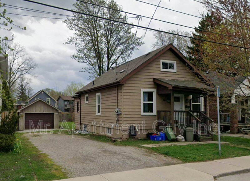 163 E 5th St in Hamilton, ON - Building Photo