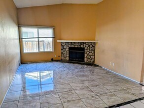 2524 W Plaza Serena Dr in Rialto, CA - Building Photo - Building Photo