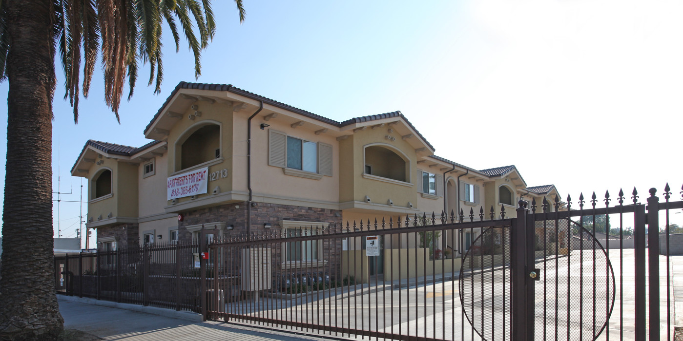 12713 San Fernando Rd in Sylmar, CA - Building Photo