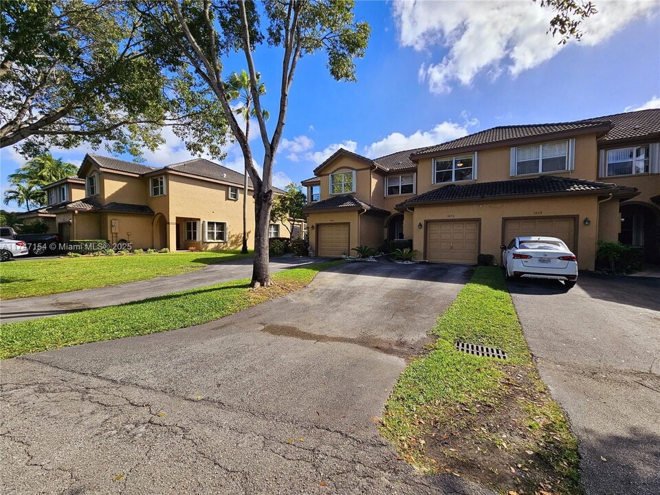 1872 SW 53rd Ave in Plantation, FL - Foto de edificio