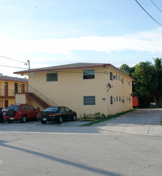 624-626 NE 61st St in Miami, FL - Building Photo - Building Photo