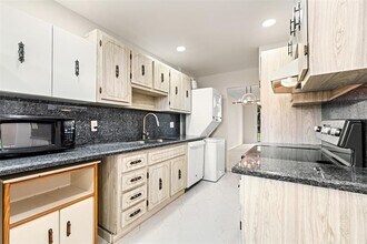 250 Jacaranda Dr in Plantation, FL - Building Photo - Building Photo