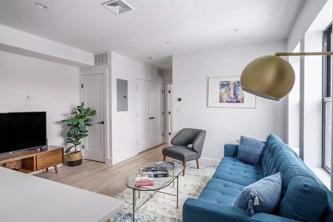 631 Saratoga St, Unit #3 in Boston, MA - Building Photo - Building Photo