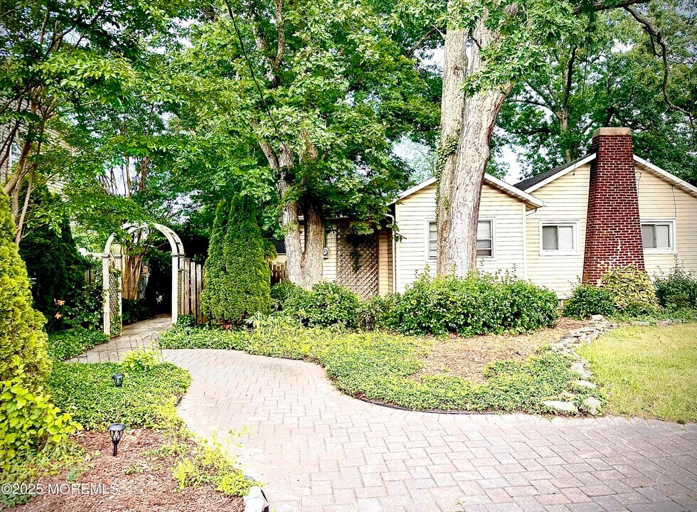 916 4th Ave in Wall, NJ - Building Photo