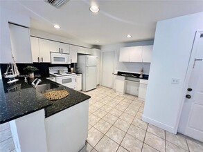 1387 Barcelona Way, Unit 12-6823 in Weston, FL - Building Photo - Building Photo