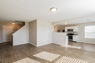 8747 Hosta Way in Indianapolis, IN - Foto de edificio - Building Photo