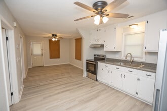 917 Harding St in Jefferson City, MO - Building Photo - Building Photo