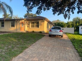 323 Wildwood Way in Belleair, FL - Building Photo