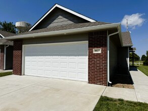 8027 E 34th Ct S in Wichita, KS - Foto de edificio - Building Photo