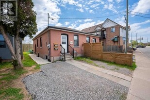 233 Pelham Rd in St Catharines, ON - Building Photo