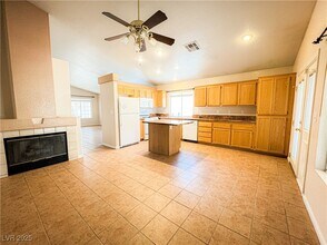 9436 Lake Creek St in Las Vegas, NV - Building Photo - Building Photo
