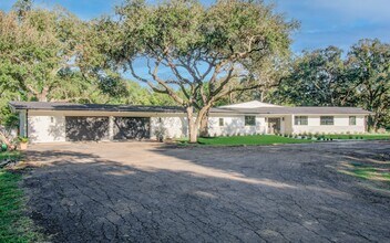 116 Laughlin Rd in Eagle Lake, TX - Foto de edificio - Building Photo