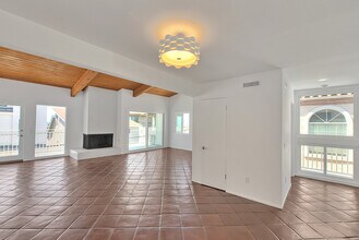 310 Bayview Dr in Hermosa Beach, CA - Foto de edificio - Building Photo