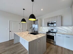 3207 N Narragansett Ave, Unit M09H in Chicago, IL - Building Photo - Building Photo