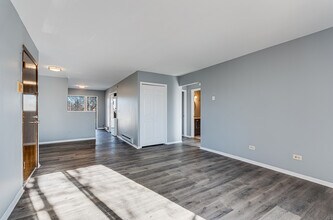 190 S Waters Edge Dr in Glendale Heights, IL - Building Photo - Building Photo