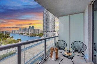 2602 E Hallandale Beach Blvd in Hallandale Beach, FL - Foto de edificio - Building Photo