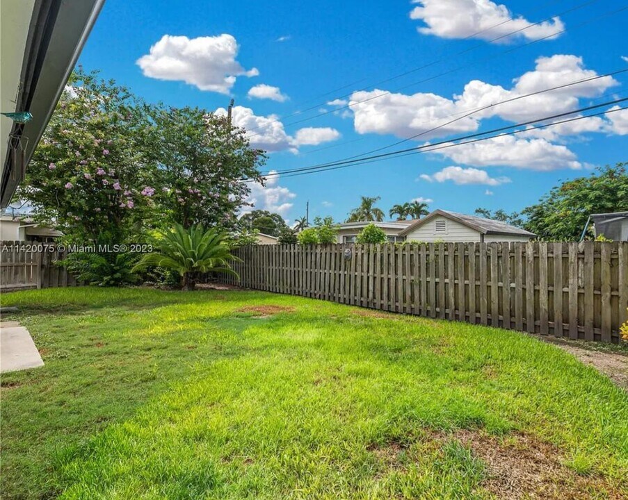9720 Bel Aire Dr in Cutler Bay, FL - Building Photo