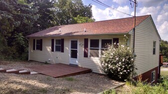 2284 McKees Rocks Rd in Mckees Rocks, PA - Building Photo