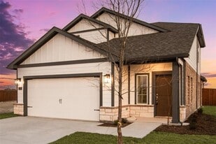 221 Cranz Farm Dr in Saginaw, TX - Building Photo