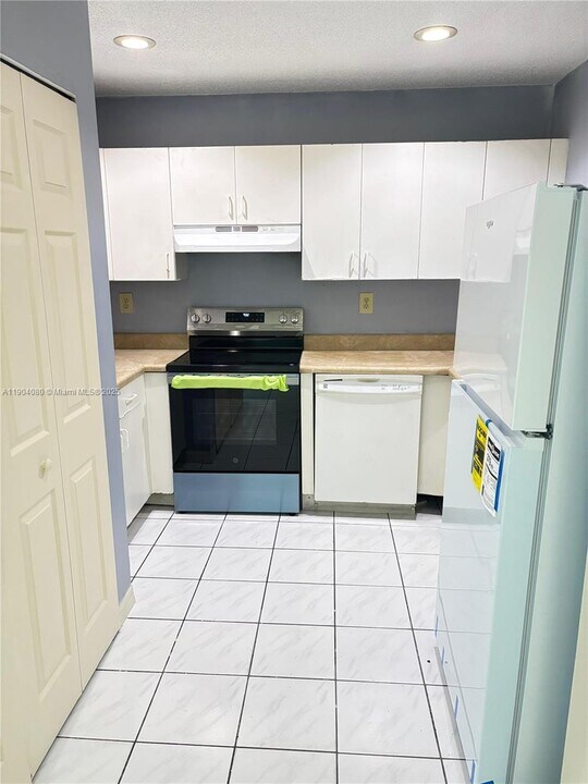 300 NW 114th Ave in Miami, FL - Building Photo