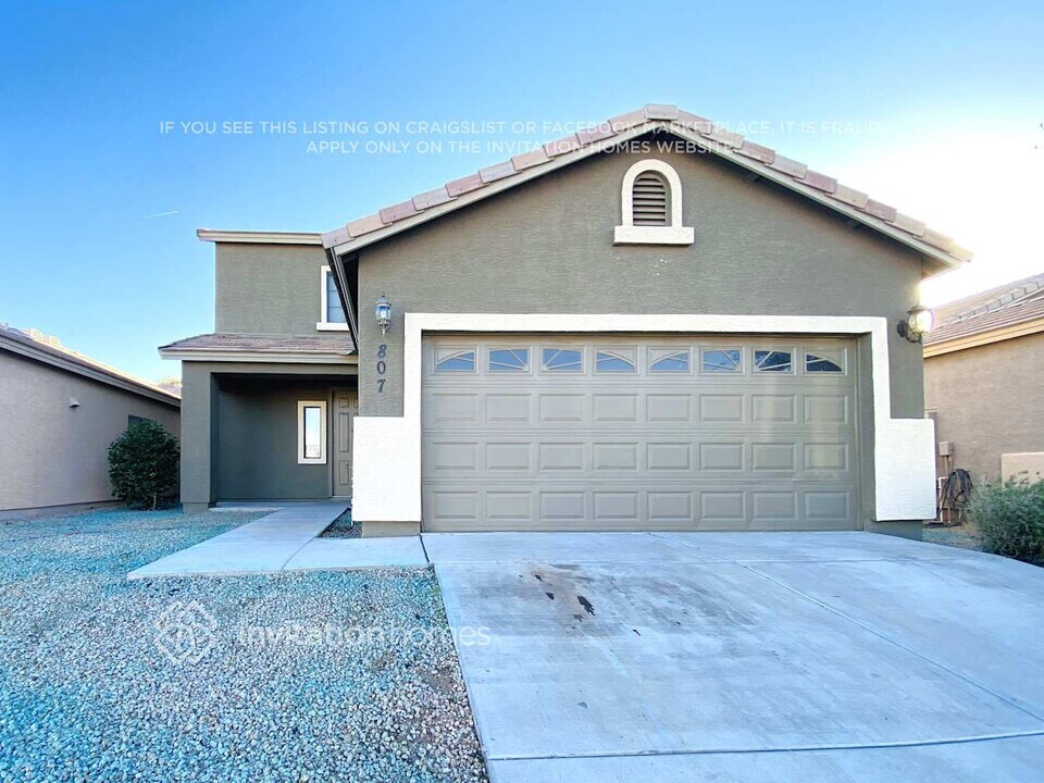 807 W St Anne Ave in Phoenix, AZ - Building Photo
