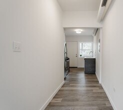 1704 W Glenlake Ave in Chicago, IL - Building Photo - Building Photo