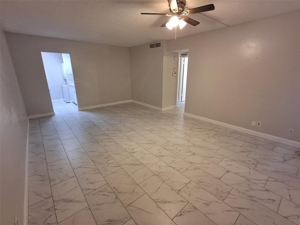 10826 Royal Palm Blvd in Coral Springs, FL - Foto de edificio