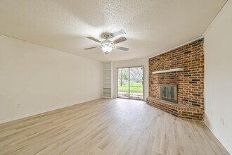 202 Lakewood Dr in Clute, TX - Building Photo - Building Photo