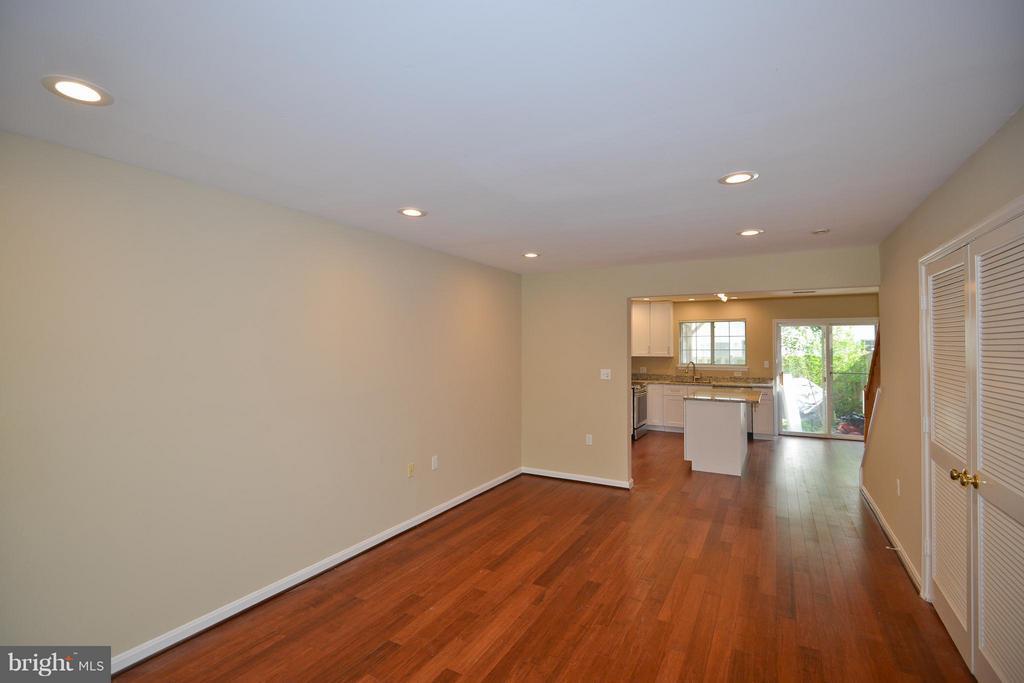 13107 Englishwood Ln in Fairfax, VA - Building Photo