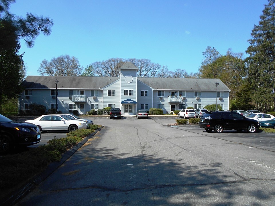 Spruce Manor in Orange, CT - Foto de edificio