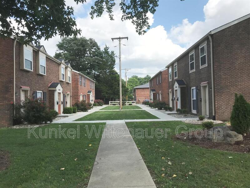 1806 Jamestown Rd in Belleville, IL - Building Photo