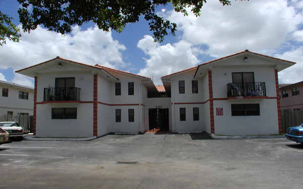 5721 W 26th Ave in Hialeah, FL - Foto de edificio - Building Photo