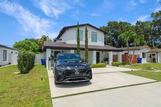 1187 NE 182nd St in North Miami Beach, FL - Foto de edificio - Building Photo