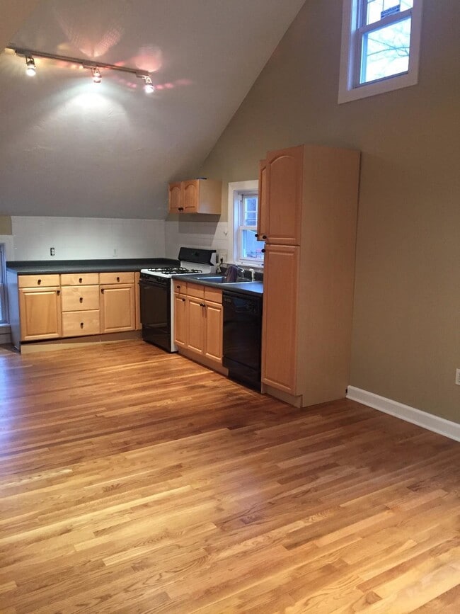 6 Skillings Rd, Unit #2j