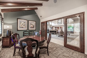 Pinecreek Village Apartments in Costa Mesa, CA - Foto de edificio - Interior Photo