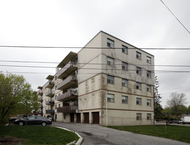 3207 Kingston Rd in Toronto, ON - Building Photo - Building Photo