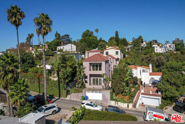 2060 Mayview Dr in Los Angeles, CA - Foto de edificio - Building Photo