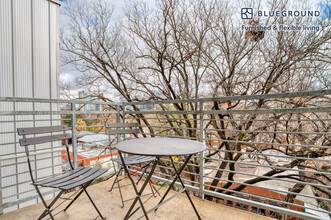 1717 Toomey Rd in Austin, TX - Foto de edificio - Building Photo