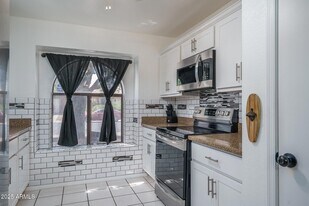 6450 W Lawrence Ln, Unit 3077 in Glendale, AZ - Building Photo