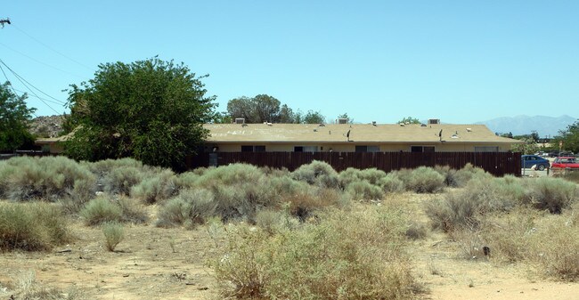 15543 Tonekai Rd in Apple Valley, CA - Foto de edificio - Building Photo