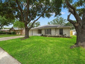 13546 Wimbledon Dr in Sugar Land, TX - Building Photo - Building Photo