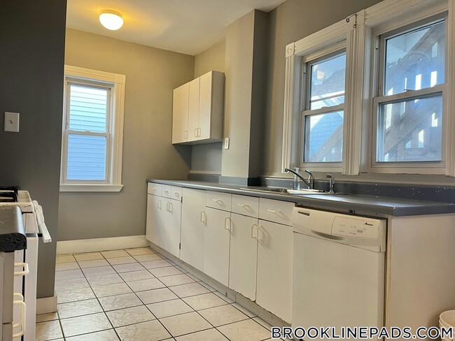 3 Washburn Terrace, Unit 3 in Brookline, MA - Foto de edificio - Building Photo