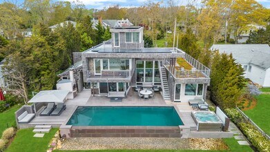 54 Bay View Dr E in Sag Harbor, NY - Building Photo - Building Photo